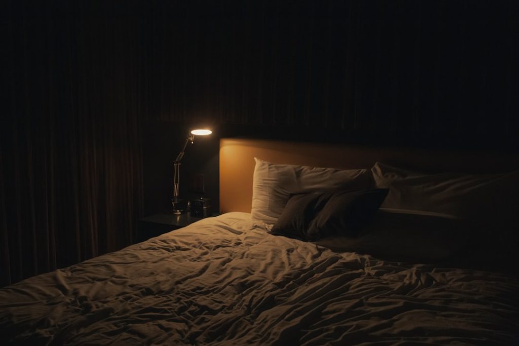 Quarto sereno com ambiente acolhedor simbolizando a qualidade do sono profundo e tranquilidade mental