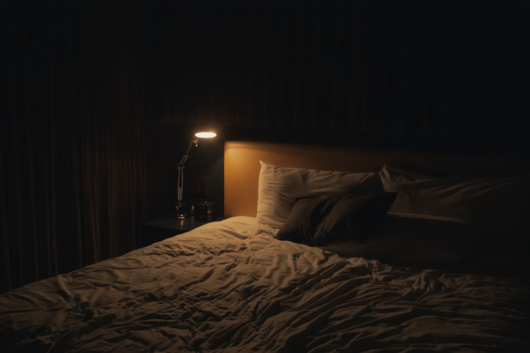 Quarto sereno com ambiente acolhedor simbolizando a qualidade do sono profundo e tranquilidade mental